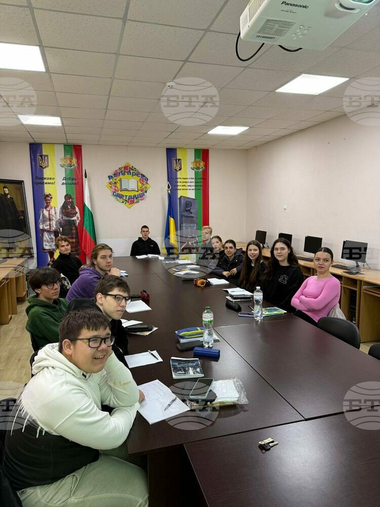 Ученици от неделното училище „Българска светлица“ в Украйна изучаваха второстепенни части на изречението и творчеството на Христо Смирненски