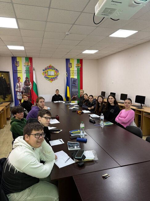 Ученици от неделното училище „Българска светлица“ в Украйна изучаваха второстепенни части на изречението и творчеството на Христо Смирненски