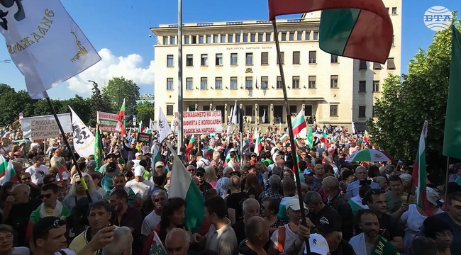 Поддръжници на лева се събраха пред сградата на Народното събрание