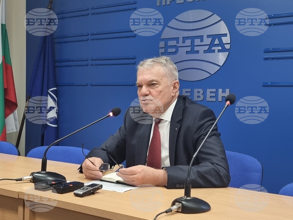 Референдум днес за еврото не е добро решение, смята Румен Петков