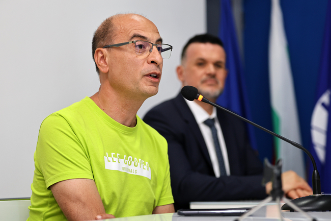 Природо-математическата гимназия в Казанлък е една от първите в страната, които работят по много проекти, каза директорът Красимир Дамянов
