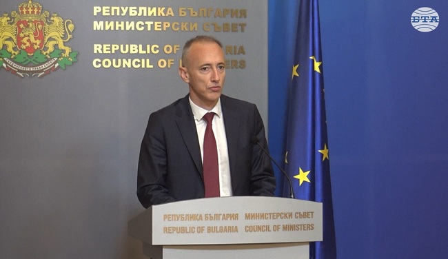 Обвързваме приема в направление "медицина" с договори за реализация в лечебни заведения, заяви министър Красимир Вълчев