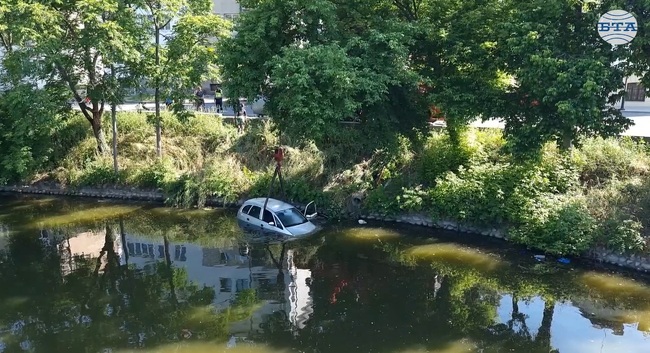 Пловдивчанин се озова с колата си в река Тунджа в оживен район на Ямбол, при инцидента няма пострадали