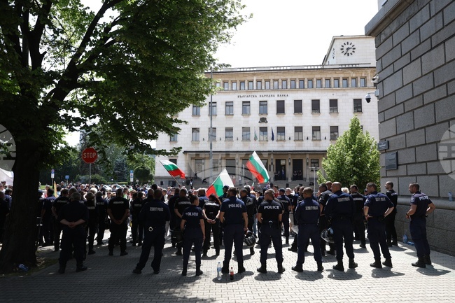 Поради невъзможност на екипа на министър Гуцанов да достигне до сградата на парламента отпада питането по актуални въпроси в ресорната комисия