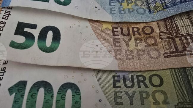 Еврото отстъпва леко спрямо долара в сутрешната междубанкова търговия