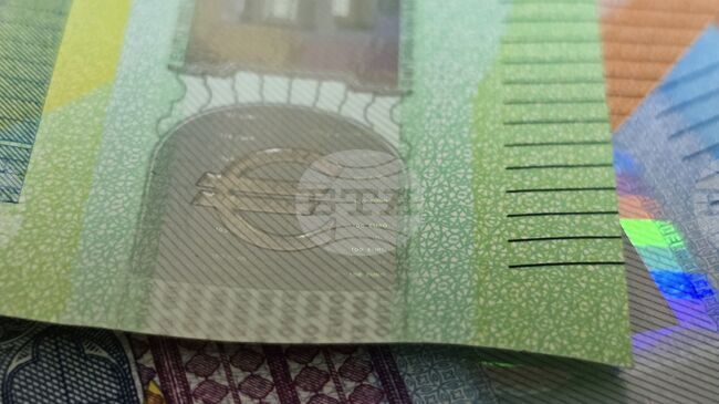 Еврото е почти без промяна спрямо долара в сутрешната междубанкова търговия 