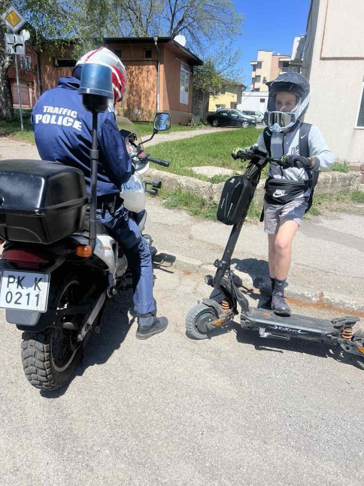 Общо 14 фиша за нарушения с електрически тротинетки съставени при проверки на сектор „Общинска полиция“ в Перник