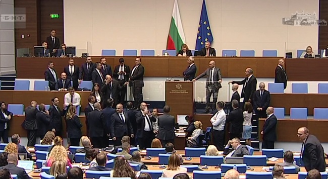 Депутати от „Възраждане“ блокираха достъпа до трибуната на Народното събрание