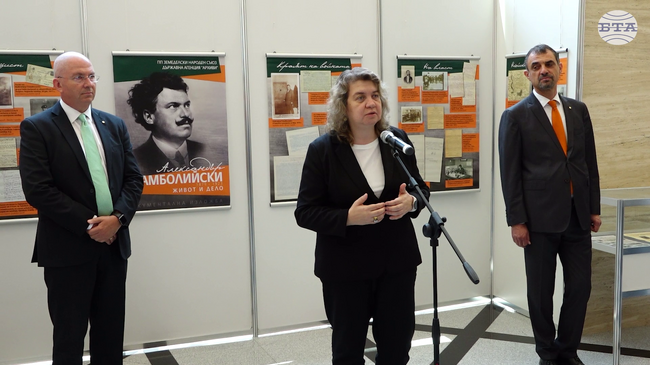 Александър Стамболийски е един от великите българи, показал колко много държи на българския народ, каза Наталия Киселова при откриването на изложба за българския държавник