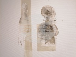 Росен Дончев показва авторския си проект изложба, озаглавен „Топло сиво“. Снимка: Организаторите на изложбата