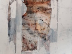 Росен Дончев показва авторския си проект изложба, озаглавен „Топло сиво“. Снимка: Организаторите на изложбата