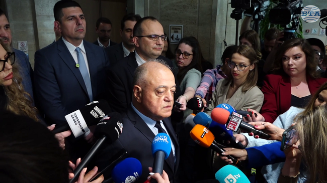 От „Демократична България“ определиха положителните доклади за България като сериозен успех, но обявиха, че условия за вот на недоверие ще има през септември