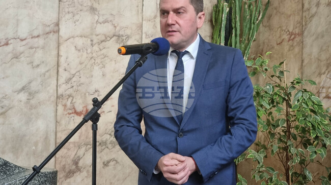 Връчването на глоби за административни нарушения на входа на Община Перник ще остане, каза кметът Станислав Владимиров