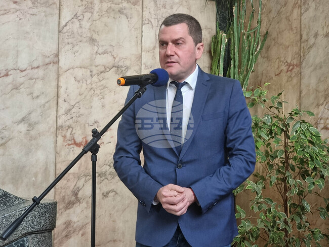 Връчването на глоби за административни нарушения на входа на Община Перник ще остане, каза кметът Станислав Владимиров