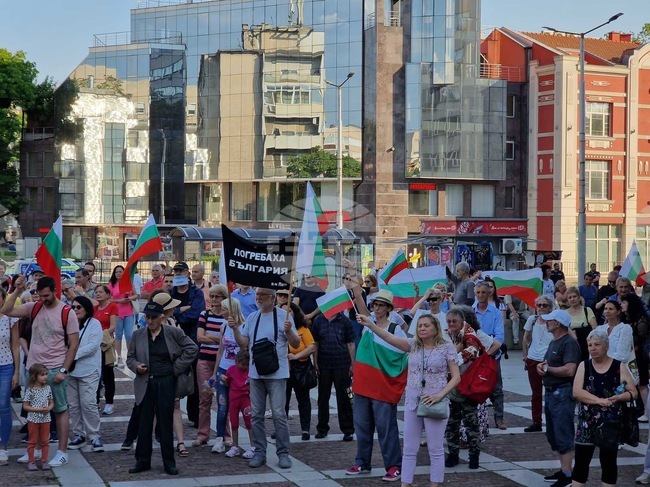Поддръжници на лева излязоха на протест на площад “Съединение” в Пловдив