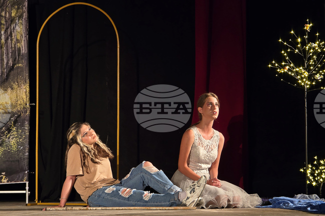 Ученици от Езиковата гимназия във Видин представиха пиесата „Училище за добро и зло“