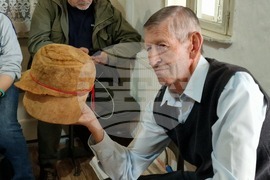 Румъния - Село Корунд - занаяти - шапки от гъби