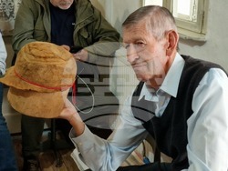 Румъния - Село Корунд - занаяти - шапки от гъби