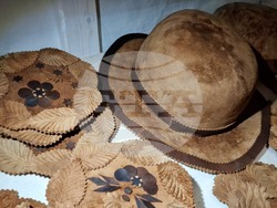 Румъния - Село Корунд - занаяти - шапки от гъби