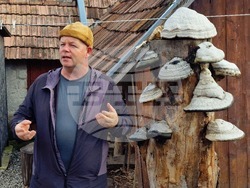 Румъния - Село Корунд - занаяти - шапки от гъби