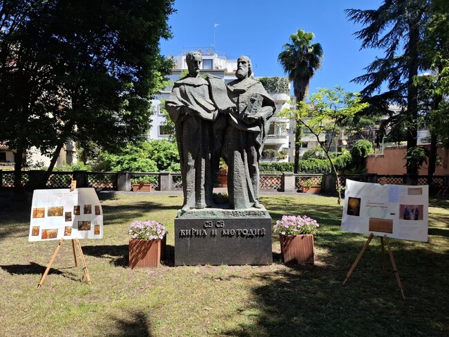 Училище „Абагар“ в Италия отпразнува края на учебната година пред паметника на светите братя Кирил и Методий в Рим