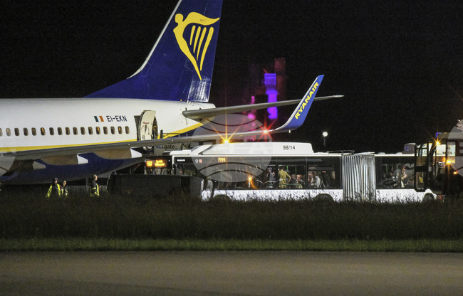 Авиокомпанията "Райънеър" заяви, че фалшива тревога е предизвикала евакуацията на полет в Майорка