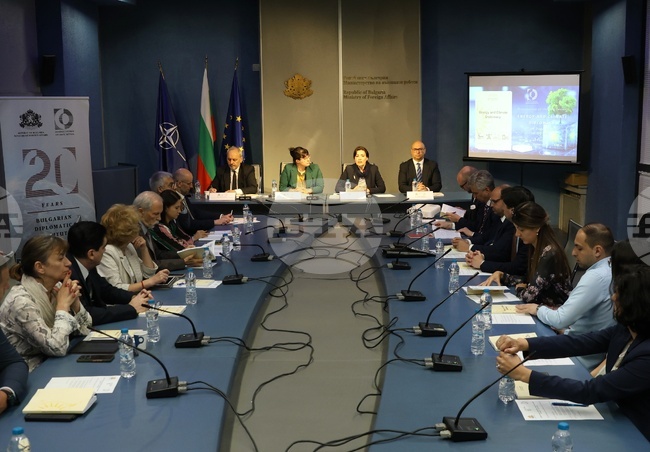 Европейският съюз има нужда да преосмисли енергийната и климатичната си политика възможно най - скоро, смятат експерти 