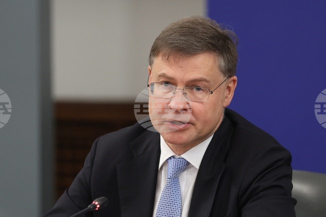 ЕС подготвя ново разширяване на санкциите срещу Русия, съобщи еврокомисарят Валдис Домбровскис