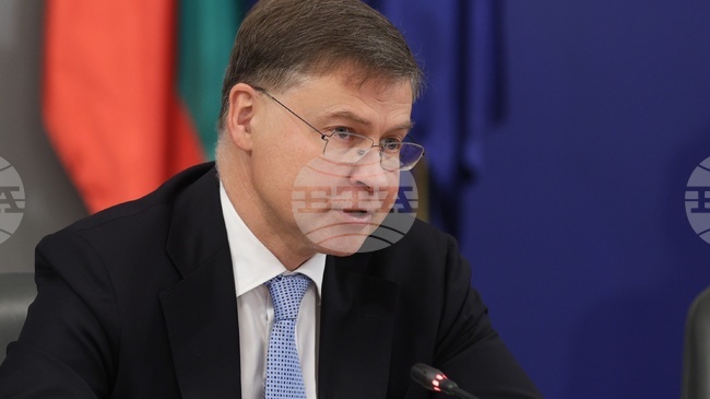 Еврото ще донесе осезаеми ползи за България, но стабилните финанси трябва да се запазят, заяви за БТА евромисарят по икономиката Валдис Домбровскис