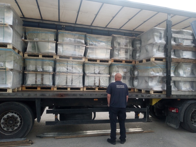 Над 135 000 къса цигари, скрити в камион със санитарен фаянс, задържаха митничари в района на „Дунав мост 2“ при Видин