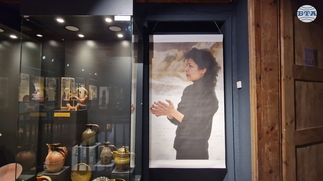 Изложбата „Повелителка на глината“, посветена на творчеството на керамичката Ели Неделчева, е подредена в Музея на занаятите в Троян