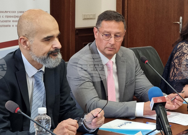 С развитието на изкуствения интелект знанието става все по-бързо разваляща се стока, каза проф. Евгени Станимиров