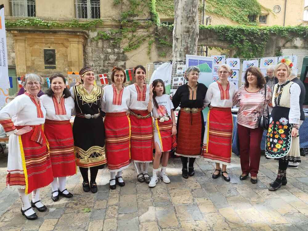 Въпреки различната възраст на танцьорите сплотява ни любовта към българския фолклор, каза пред БТА Теодора Герен от "Изворче" в Марсилия