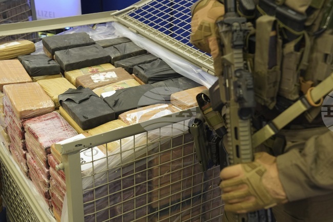 Осем души бяха осъдени на до 20 години затвор за рекордна пратка кокаин в Ирландия