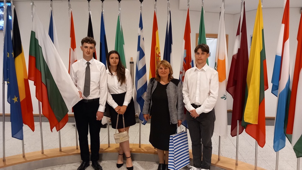Младежи от Попово посетиха Европейския парламент в Брюксел след конкурс за есе