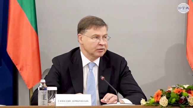 Присъединяването към еврозоната е най-добрата инвестиция, която България прави за своето бъдеще, каза еврокомисарят Валдис Домбровскис в София