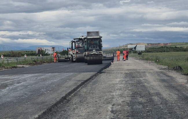 АПИ: Полага се геомрежа, фрезова се настилката и се подменят бордюри в участъците в ремонт на АМ „Тракия“ в областите София, Пазарджик и Сливен 