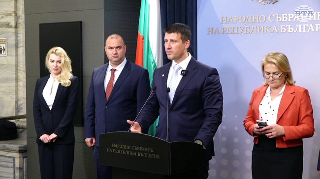 ЕС прие концепцията "ново начало" и си затвори очите към мафията, която е завладяла България, каза Ивелин Михайлов от "Величие"