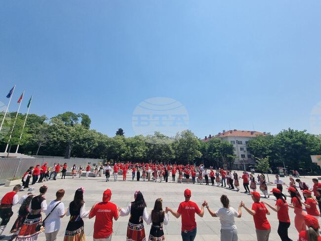 Старозагорци се събраха на благотворително хоро в подкрепа на деца в неравностойно положение