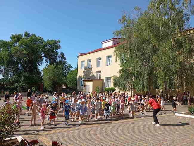 В Болградската гимназия „Георги Раковски“ в Украйна започна летен лагер