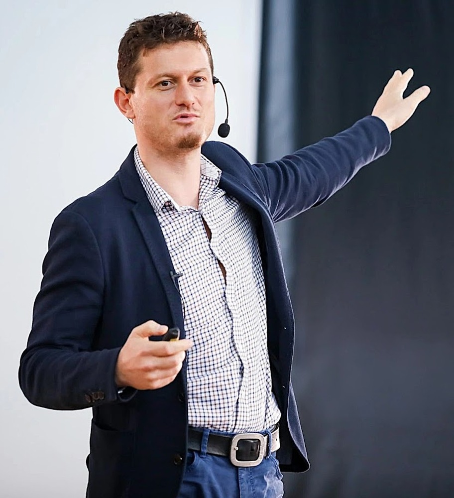 Учителят вече не е говореща енциклопедия, каза предприемачът Светлин Наков пред в. "Аз-буки"