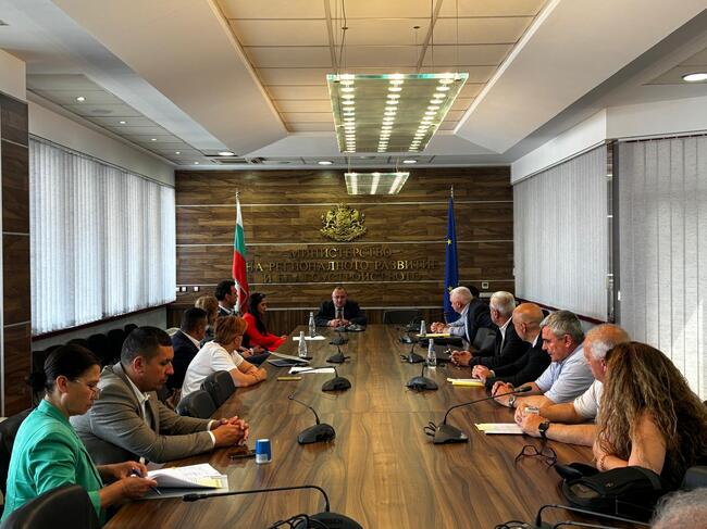 Първите за тази година споразумения за изпълнение на общински проекти, финансирани от бюджета, бяха пописани в МРРБ днес, съобщиха от ведомството