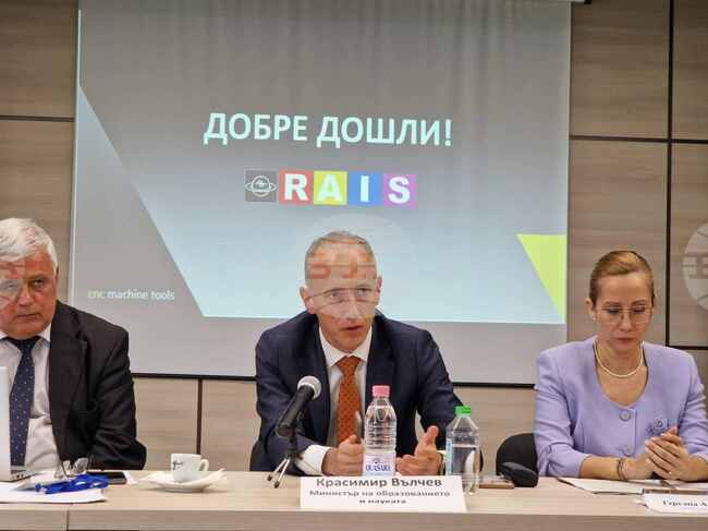 Базовият проблем не е какво предлага системата на образованието, а какви са интересите на ученици и студенти, каза министър Красимир Вълчев 