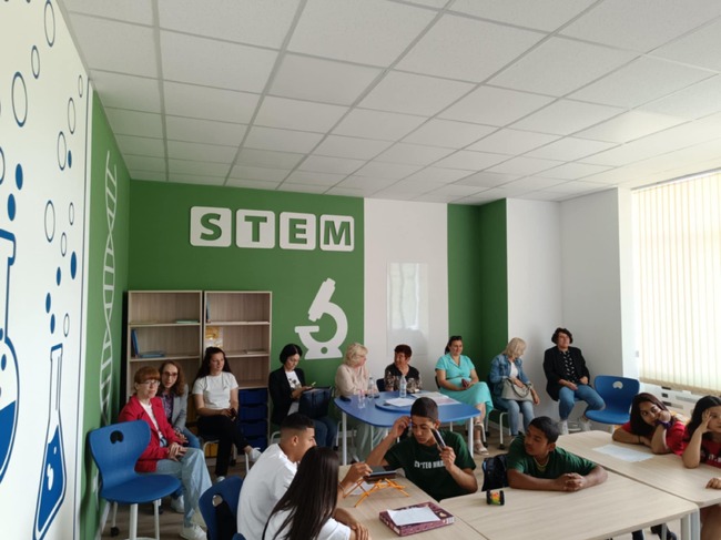 СТЕМ кабинет по природни науки откриха в Средно училище „Гео Милев“ в Трън