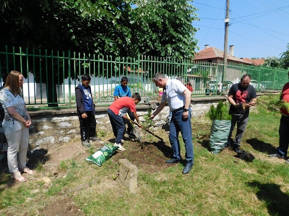 С почистване на парк и със засаждане на храсти в училищен двор екоинспекцията в Монтана отбеляза Световния ден на околната среда 