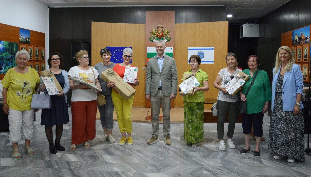 Кметът Благомир Коцев награди отличените в конкурса на Община Варна „Най-красиво поддържана градинка“