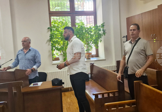 Нападателите на журналистически екип в Хасково не се признаха за виновни пред съда