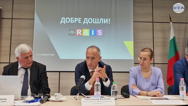 Базовият проблем не е какво предлага системата на образованието, а какви са интересите на ученици и студенти, каза министър Красимир Вълчев