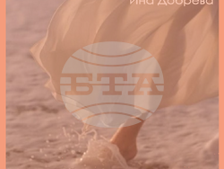 Ина Добрева подрежда изложбата „Сияж“ в столичната галерия „Аросита“. Снимка: Организаторите на събитието