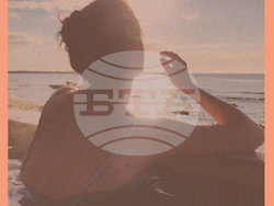 Ина Добрева подрежда изложбата „Сияж“ в столичната галерия „Аросита“. Снимка: Организаторите на събитието